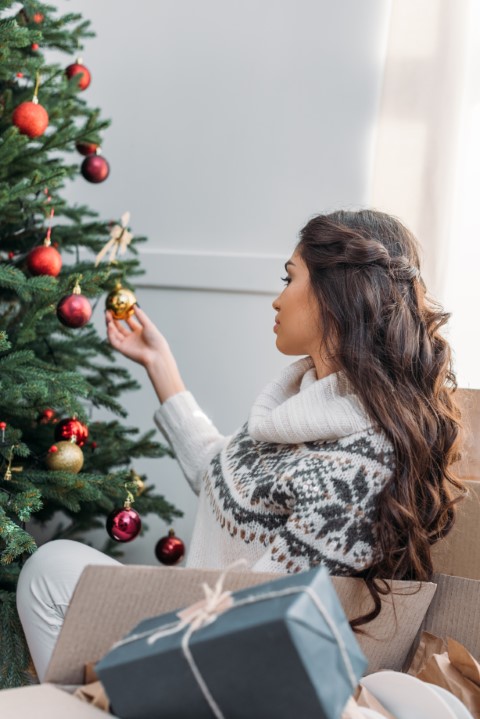 mujer reflexionando sobre el duelo en navidad