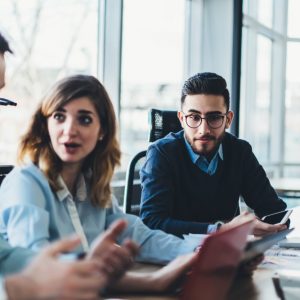 Personas trabajando para comunicarse de manera más efectiva en un entorno laboral