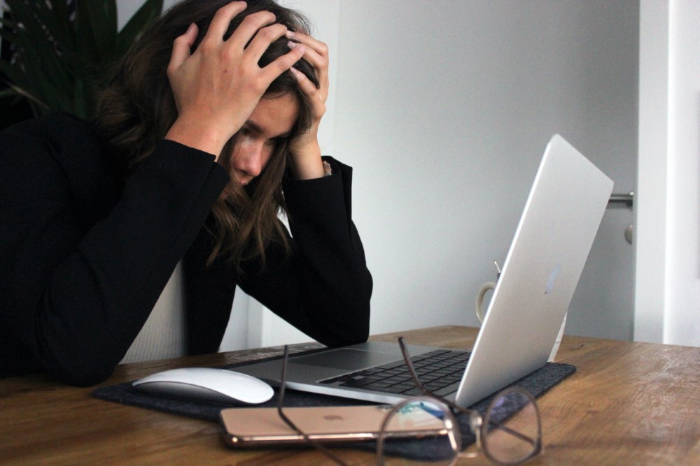 Mujer con estrés en el trabajo